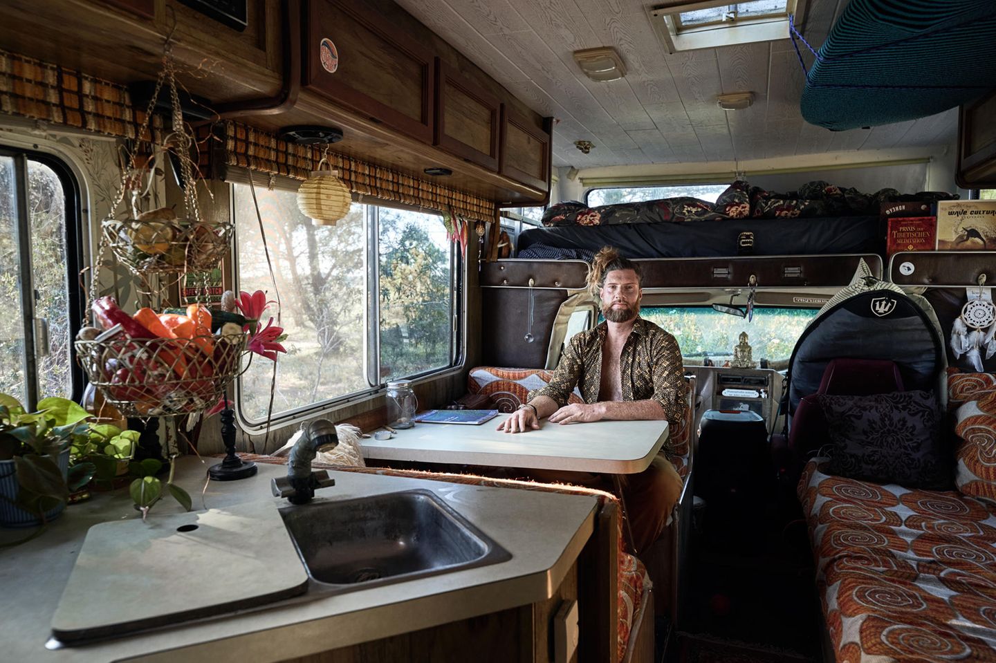 Torsten sitzt in seinem Camper