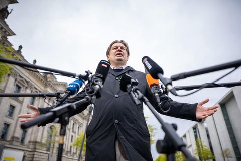 Maximilian Krah, AfD-Spitzenkandidat zur Europawahl, kommt zu einem Pressestatement