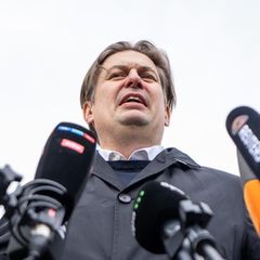 Maximilian Krah, AfD-Spitzenkandidat zur Europawahl, kommt zu einem Pressestatement