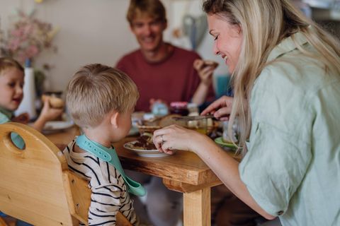 Erziehung : Was macht es mit unseren Kindern, wenn wir sie zu sehr verwöhnen, Herr Frick?