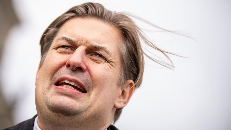 Maximilian Krah, AfD-Spitzenkandidat zur Europawahl, bei einem Pressestatement