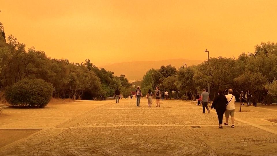 Mehrere Städte in Griechenland sind in ein dichtes Orange gehüllt. Verantwortlich für dieses Naturspektakel ist der Saharastaub, den starke Winde in Form von Wolken vom Süden her über das Land treiben.