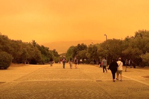 Mehrere Städte in Griechenland sind in ein dichtes Orange gehüllt. Verantwortlich für dieses Naturspektakel ist der Saharastaub, den starke Winde in Form von Wolken vom Süden her über das Land treiben.