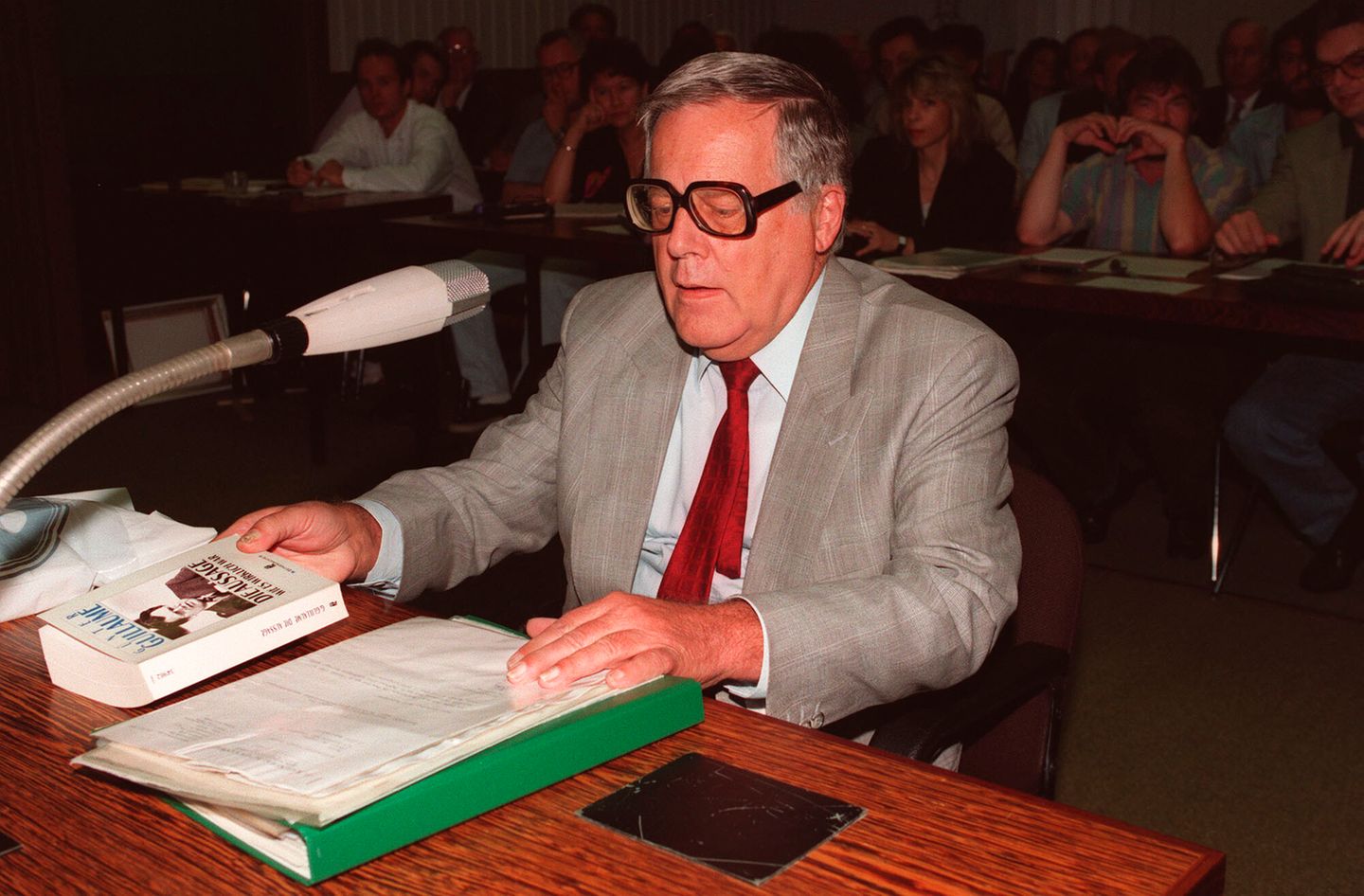 Günther Guillaume an einem Tisch