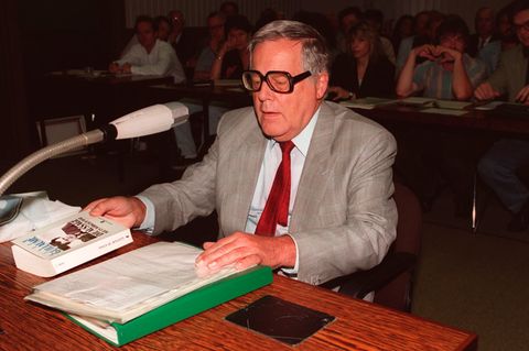 Günther Guillaume an einem Tisch