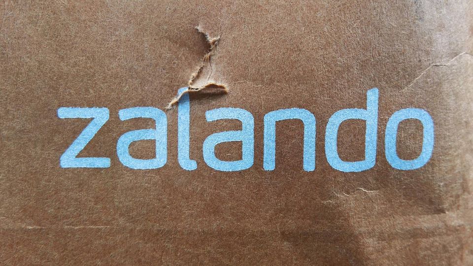 Zalando-Schriftzug auf einem Paket