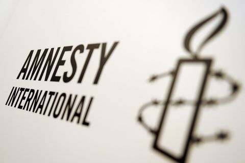 Das Logo von Amnesty International. Auch in Deutschland sieht die Organisation Menschenrechte gefährdet