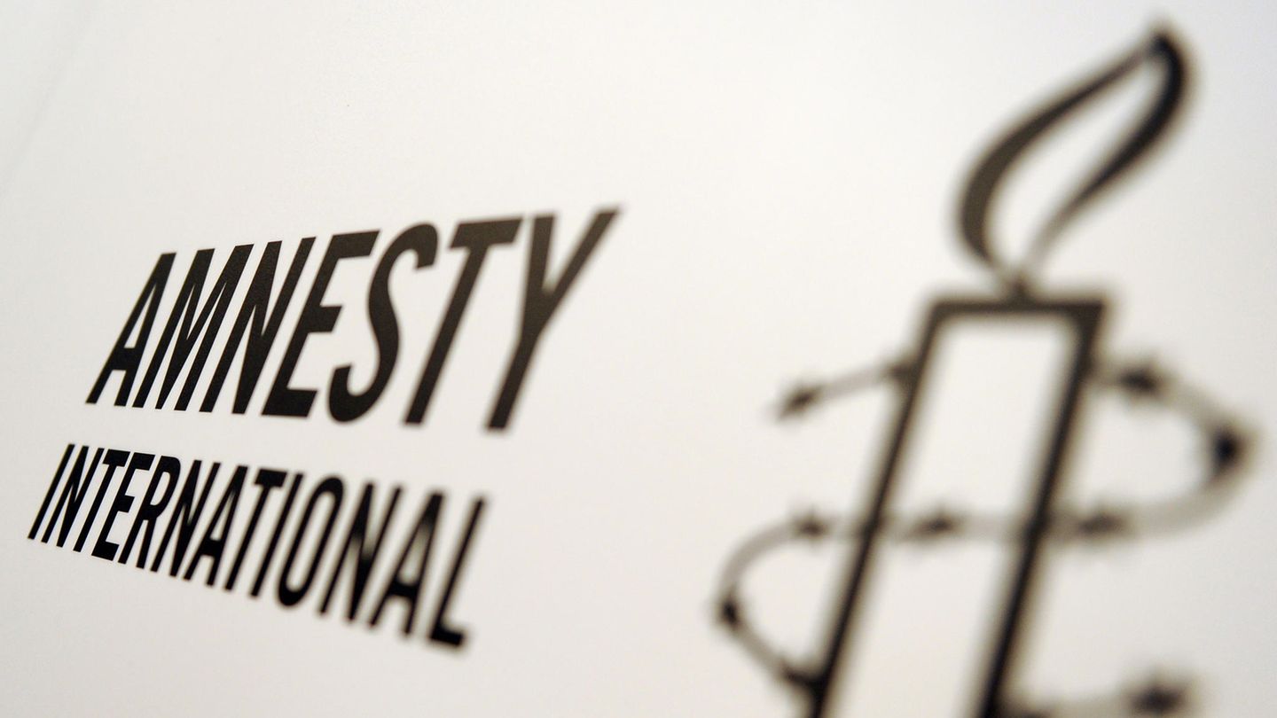 Das Logo von Amnesty International.  Auch in Deutschland sieht die Organisation die Menschenrechte gefährdet