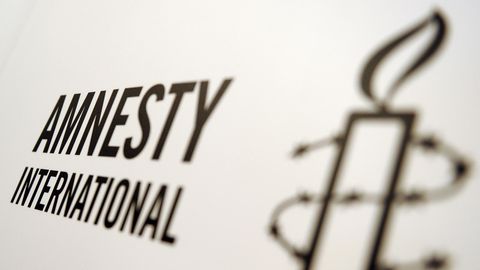 Das Logo von Amnesty International. Auch in Deutschland sieht die Organisation Menschenrechte gefährdet
