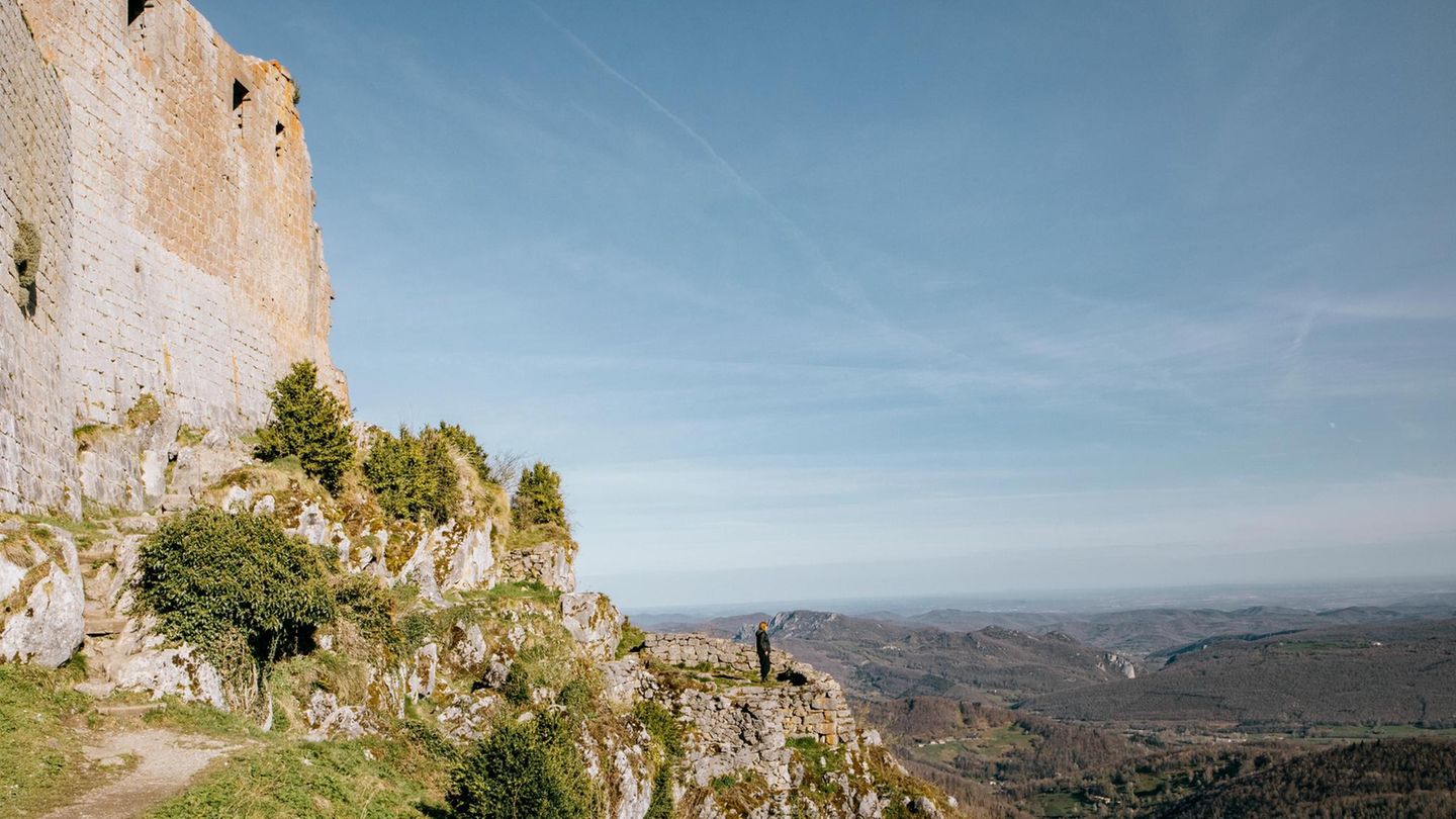 On the Cathar trail, between Roquefixade and Montségur. Here, the Castle of Monségur. France, April 3rd, 2024 Während dem Wandern vor der Burgruine von Montségur