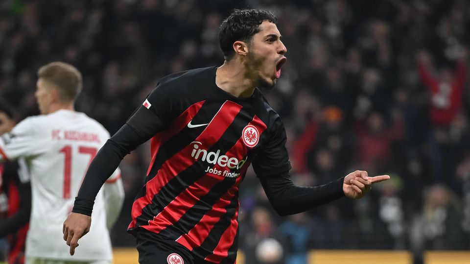 Auf dem Weg nach Europa: Eintracht Frankfurts Fares Chaibi jubelt über sein Tor zum 1:1-Ausgleich gegen den FC Augsburg
