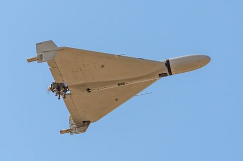 Eine iranische Shahed-Drohne fliegt über den Himmel von Kermanshah