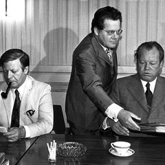 Günter Guillaume übergibt Akten an Willy Brandt