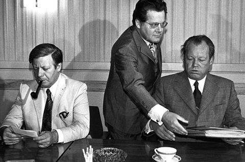 Günter Guillaume übergibt Akten an Willy Brandt