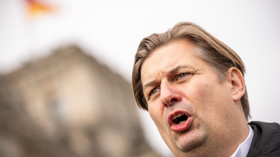 Maximilian Krah, AfD-Spitzenkandidat zur Europawahl, bei einem Pressestatement in Berlin