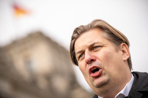 Maximilian Krah, AfD-Spitzenkandidat zur Europawahl, bei einem Pressestatement in Berlin