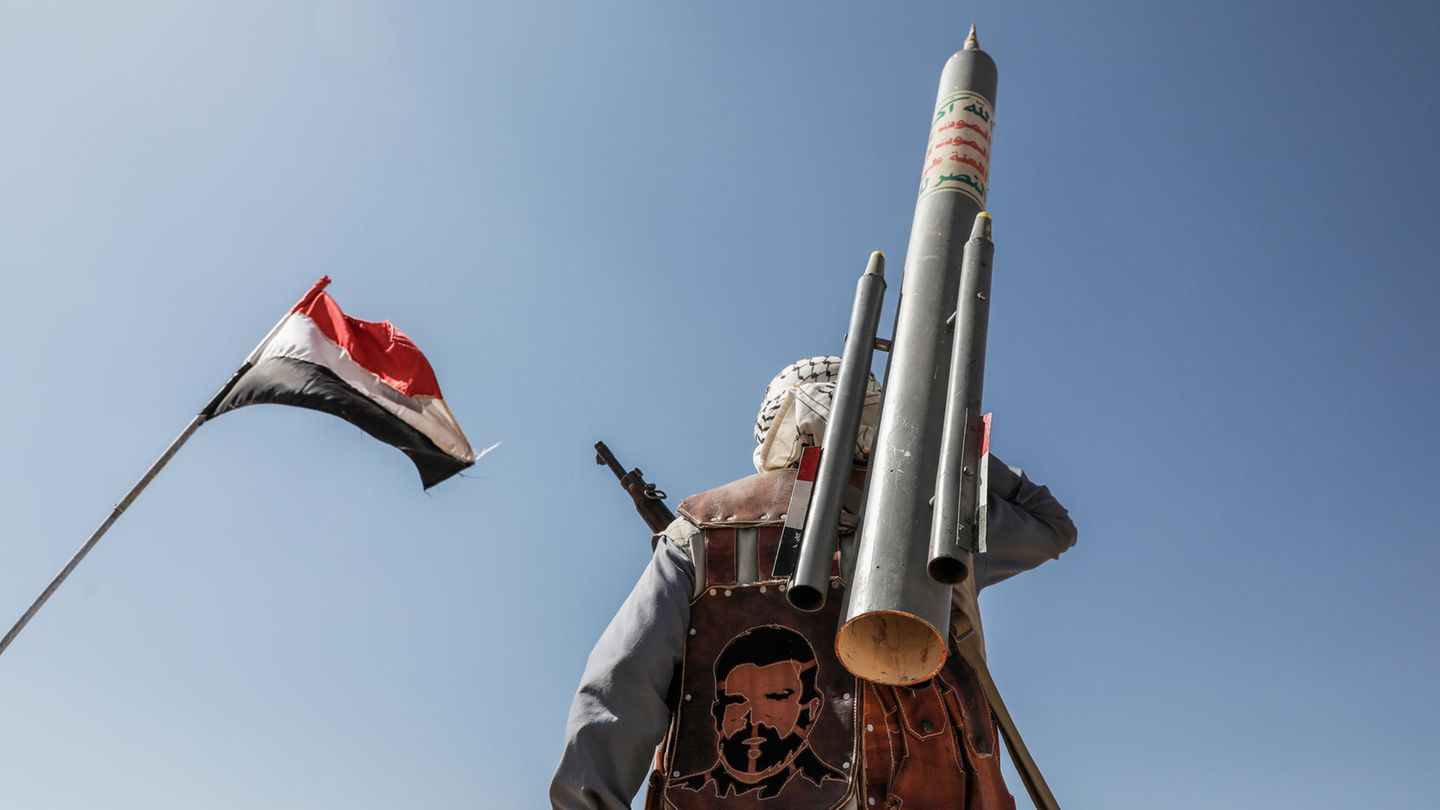 Der Jemen steht in Sachen Menschenrechte auf dem vorletzten Platz. "Amnesty International" zählt das Land in der langen Liste der Staaten auf, in denen sich Streitkräfte und bewaffnete Gruppen über das humanitäre Völkerrecht hinwegsetzten. "Die Zivilbevölkerung trug die Hauptlast unterschiedsloser und sonstiger rechtswidriger Angriffe, von denen einige Kriegsverbrechen darstellten."