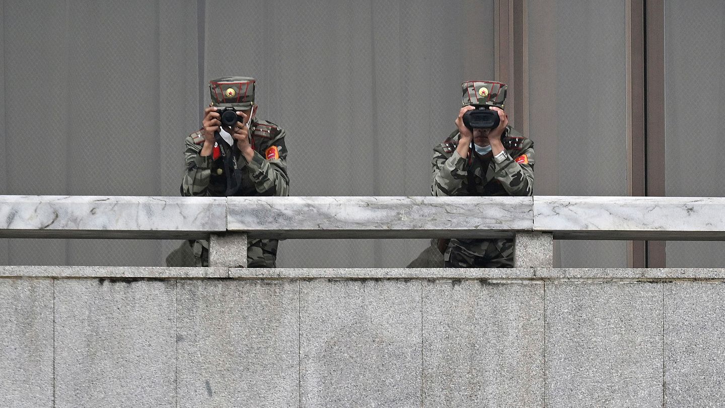 Nordkorea "Die Regierung in Nordkorea hielt an der totalen Kontrolle über die Zivilgesellschaft fest und belegte alle, die Kritik an der Regierung übten oder eine "reaktionäre" Ideologie vertraten, mit harten Strafen", schreibt "Amnesty International" im Jahresbericht 2023/24. Im "Fragile States Index" liegt die Diktatur von Kim Jong Un auf dem drittletzten Platz.