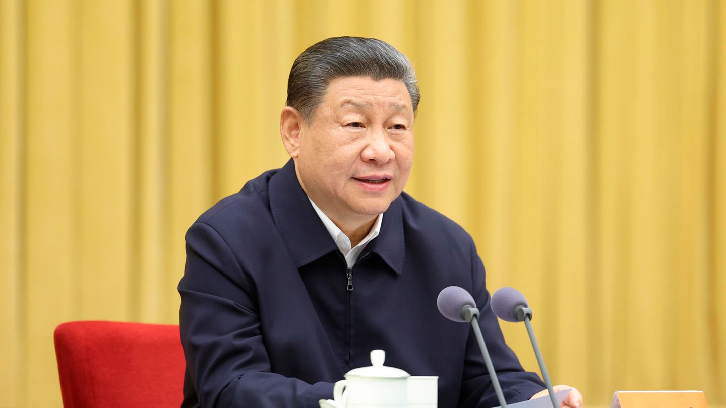 Die Volksrepublik China unter Präsident Xi Jinping ist in Sachen Menschenrechte der viertschlechteste Staat der Welt. "Amnesty International" schreibt im Jahresbericht 2023/24 über China: "Die nationale Sicherheit diente weiterhin als Vorwand, um die Menschen an der Ausübung ihrer Rechte zu hindern wie der Meinungs-, Vereinigungs- und Versammlungsfreiheit. Sowohl im Internet als auch in der realen Welt unterlagen Diskussionen über eine Vielzahl von Themen einer drakonischen Zensur. Zu denjenigen, die willkürlich inhaftiert und in unfairen Verfahren vor Gericht gestellt wurden, gehörten auch Menschenrechtsverteidiger*innen. Die Menschenrechtslage im Uigurischen Autonomen Gebiet Xinjiang war 2023 nach wie vor zutiefst besorgniserregend."