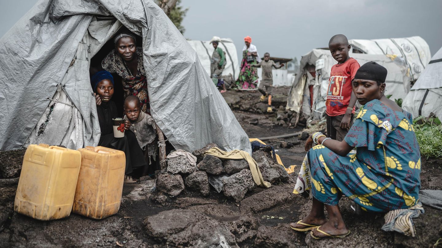 "Amnesty International" zählt die Demokratische Republik Kongo zu den afrikanischen Ländern, in denen bewaffnete Konflikte "katastrophale Auswirkungen für die Zivilbevölkerung" hatten: "Zivilpersonen wurden häufig gezielt angegriffen, z. B. aufgrund ihrer ethnischen Herkunft. Sie waren zudem die Hauptleidtragenden von wahllosen Angriffen, bei denen zum Teil Raketen, Mörser und andere großflächig wirkende Explosivwaffen zum Einsatz kamen. Einige dieser Angriffe stellten Kriegsverbrechen dar."  Beim Thema Menschenrechte belegt der Staat den fünftletzten Platz.