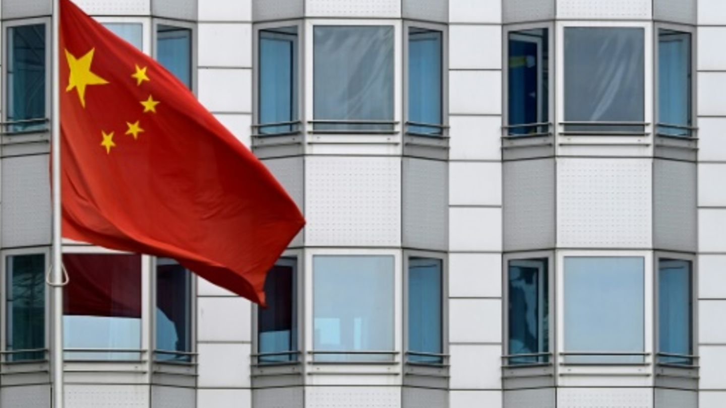 Flagge vor Chinas Botschaft in Berlin