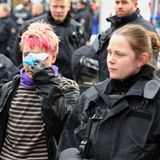 Die Bundesrepublik schafft es nicht in die Top 5, aber immerhin auf den 10. Platz im Menschenrechte-Ranking "Fragile State Index". Im Jahresbericht 2023 kritisiert Amnesty International an Deutschland: "Die Rechenschaftspflicht bei diskriminierenden Übergriffen durch die Polizei wurde durch das Fehlen wirksamer, unabhängiger Beschwerdemechanismen behindert. Mehrere Proteste in Solidarität mit den Rechten von Palästinenser*innen wurden präventiv verboten. Fälle von Präventivgewahrsam gegen Klimaaktivist*innen gaben Anlass zu zahlreichen Bedenken im Hinblick auf Menschenrechtsverletzungen. Politisch motivierte Razzien und Angriffe in Flüchtlingsaufnahmezentren nahmen deutlich zu." Was Amnesty International sonst noch Deutschland in Sachen Menschenrechte vorwirft, lesen Sie ausführlich hier.     Aber es gibt auch Lob: "Ein Gericht verurteilte die Regierung wegen Verstoßes gegen das Bundesklimaschutzgesetz." Im Menschenrechtsranking vor Deutschland liegen auch Italien (9. Platz), Dänemark (8.), Finnland (7.) und Neuseeland (6.).