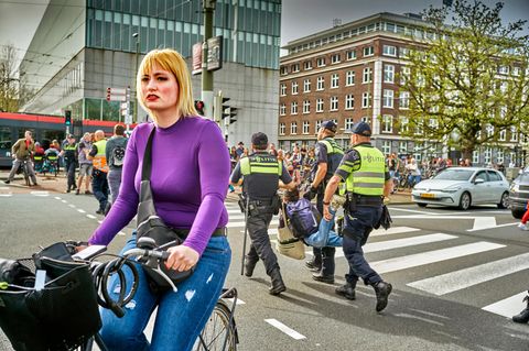 Die Top 5 in Sachen Menschenrechten beginnen mit den Niederlanden. Amnesty International kritisiert im Jahresbericht 2023/24 dennoch: "Viele Länder schränkten das Recht auf Versammlungsfreiheit unverhältnismäßig stark ein. In den Niederlanden griff die Polizei u. a. auf rechtswidrige Personenkontrollen zurück, um Protestierende zu überwachen."