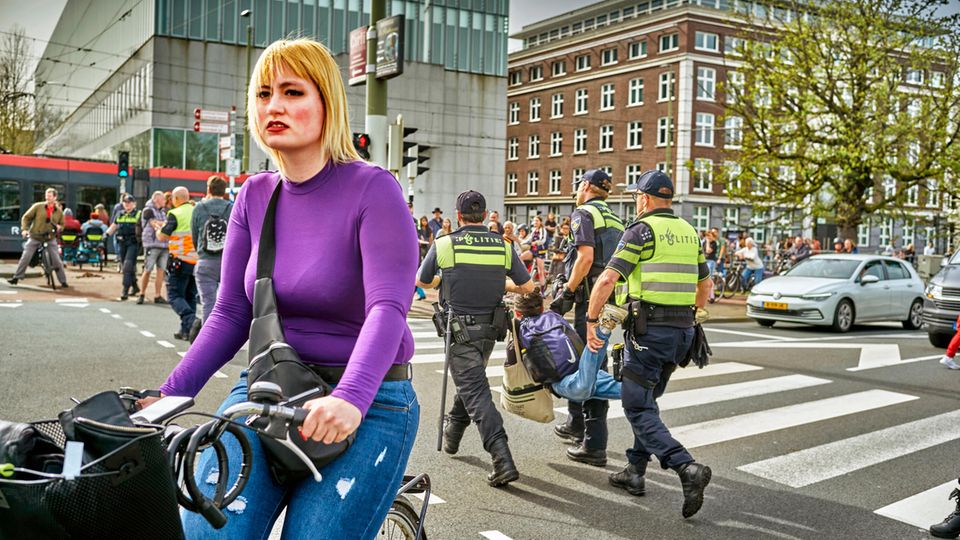 Die Top 5 in Sachen Menschenrechten beginnen mit den Niederlanden. Amnesty International kritisiert im Jahresbericht 2023/24 dennoch: "Viele Länder schränkten das Recht auf Versammlungsfreiheit unverhältnismäßig stark ein. In den Niederlanden griff die Polizei u. a. auf rechtswidrige Personenkontrollen zurück, um Protestierende zu überwachen."