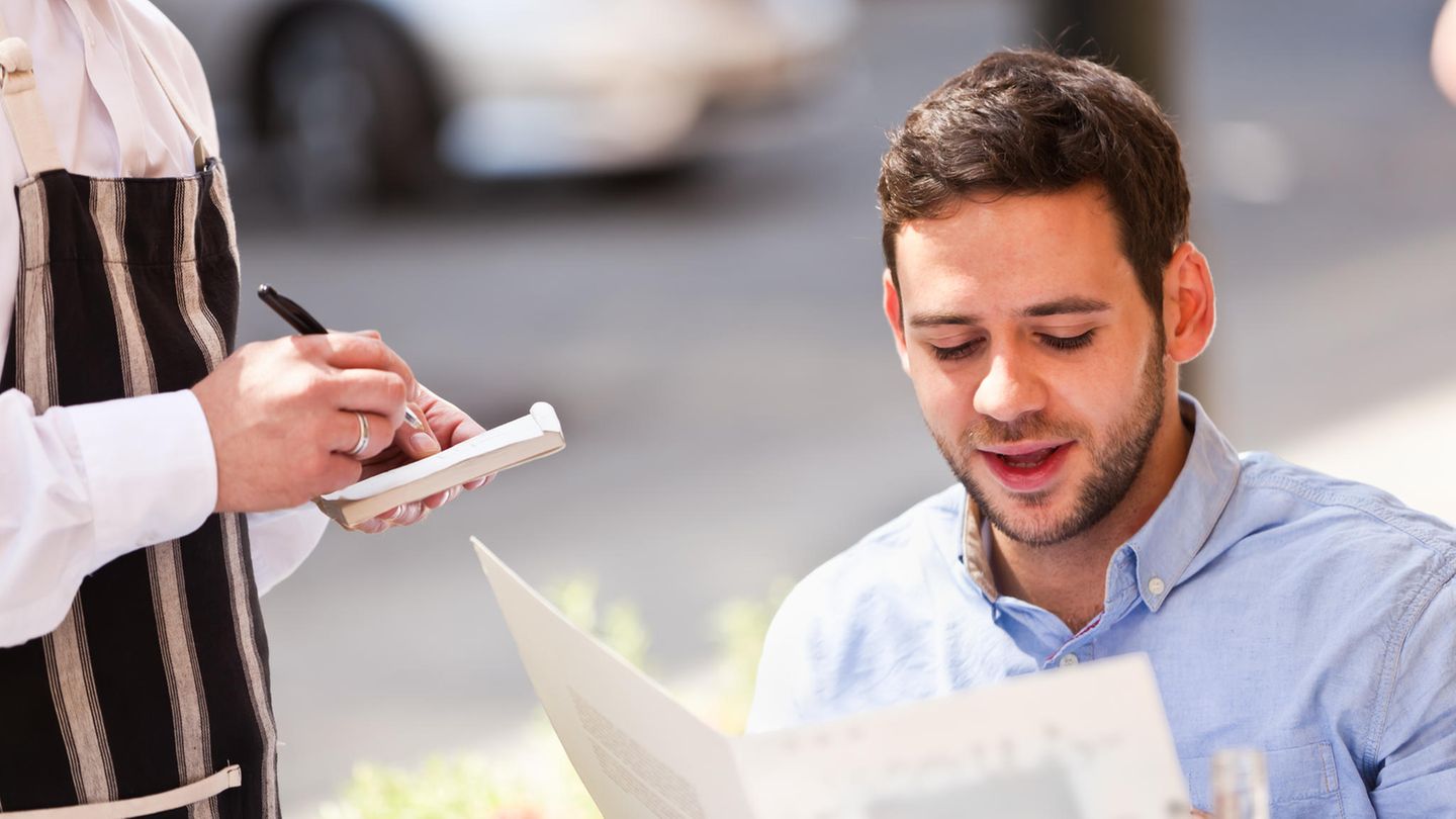 No-Gos in der Gastro: Es gibt ganz bestimmte Dinge, die Restaurantgäste tun und die jeder Kellner hasst Es gibt ganz bestimmte Dinge, die Restaurantgäste tun und die jeder Kellner hasst