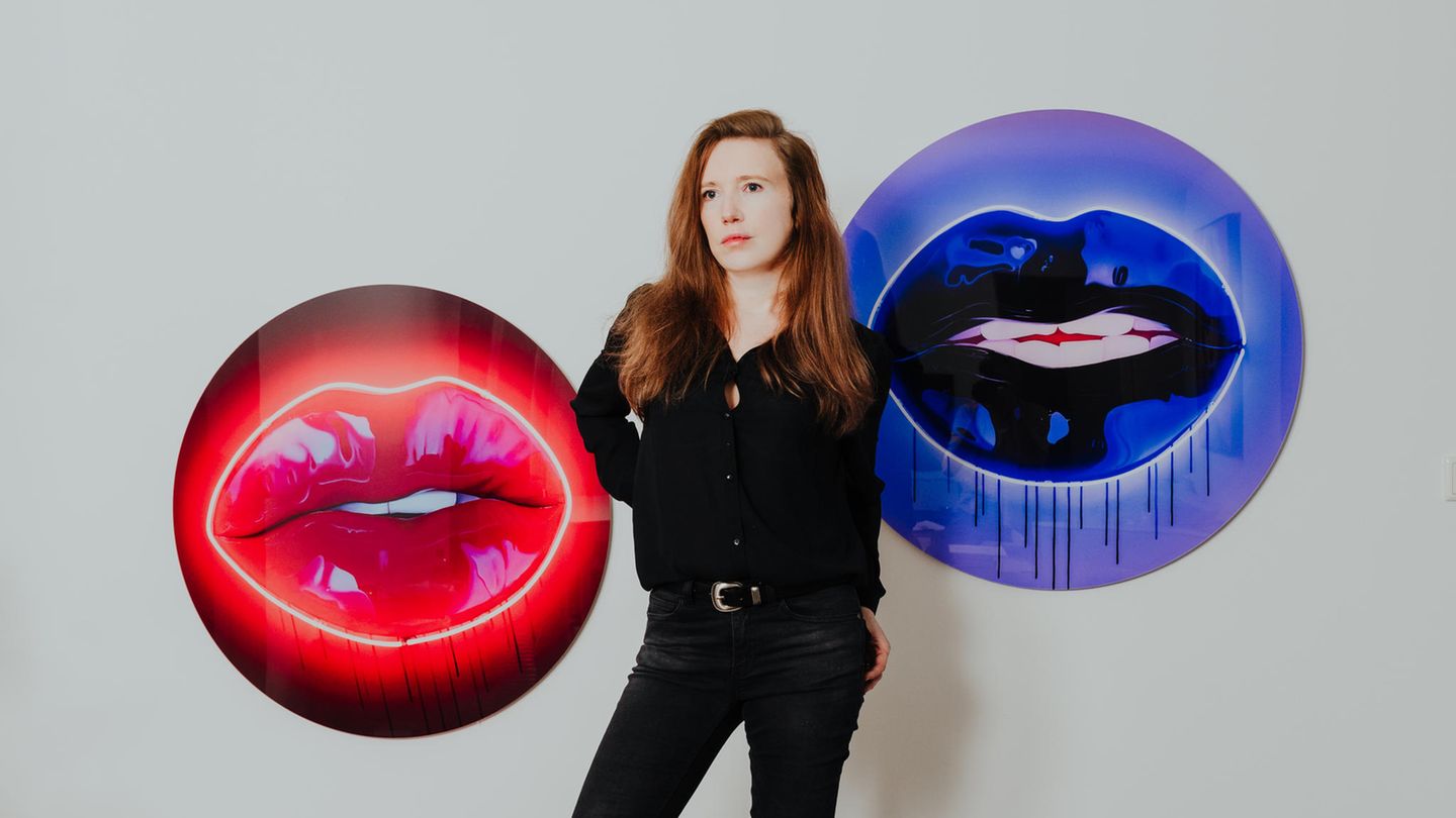 Esther Bockwyt, fotografiert in ihrer Wohnung in Recklinghausen, vor Bildern der britischen Künstlerin Sara Pope