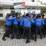 Amnesty International hebt das Land fast nur lobend hervor: "Die Schweiz machte das Zustimmungsprinzip zur Grundlage der Definition von Vergewaltigung". Oder aber: "Mehrere Städte und Kantone in der Schweiz verboten Gesichtserkennung im öffentlichen Raum."  Allerdings kritisiert der Jahresbericht auch "rechtswidrige Einschränkungen für Solidaritätsbekundungen mit Palästinenser*innen." Im Ranking der Staaten mit der besten Menschenrechtslage kommt die Schweiz auf Platz 2.   