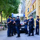 Die beste Menschenrechtslage der Welt attestiert der "Fragile State Index" Deutschlands südlichem Nachbarn. Im Jahresbericht 2023/24 kritisiert Amnesty International dennoch die Zahl der Femizide in der Alpenrepublik. Außerdem sei der Zugang zu erschwinglichen und sicheren Schwangerschaftsabbrüchen beschränkt, weil sie nicht vom staatlichen Gesundheitssystem abgedeckt waren.