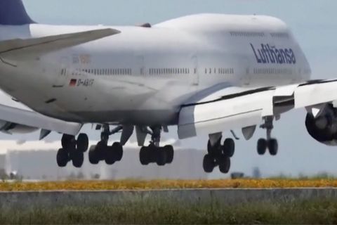 Lufthansa-Flugzeug konnte nicht landen: Maschine hebt nach hartem Aufprall wieder ab