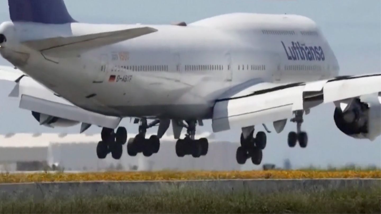 Flughafen Los Angeles: Lufthansa-Jumbo knallt zweimal heftig auf Landebahn