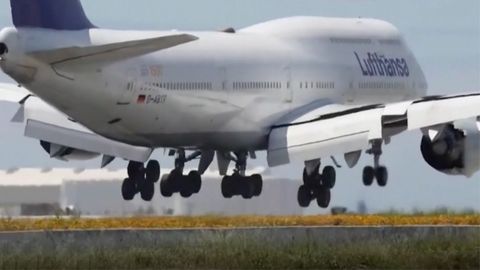 Lufthansa-Flugzeug konnte nicht landen: Maschine hebt nach hartem Aufprall wieder ab
