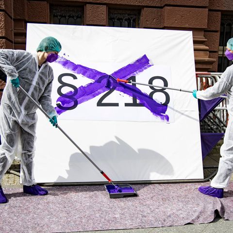 Schwangerschaftsabbruch: Aktivistinnen streichen symbolisch den Abtreibungs-Paragrafen 218 Aktivistinnen streichen symbolisch den Abtreibungs-Paragrafen 218