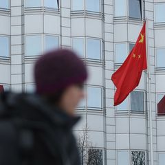 Vor einem Gebäude, der chinesischen Botschaft in Berlin, läuft ein Passant. Spionage wird China vorgeworfen.
