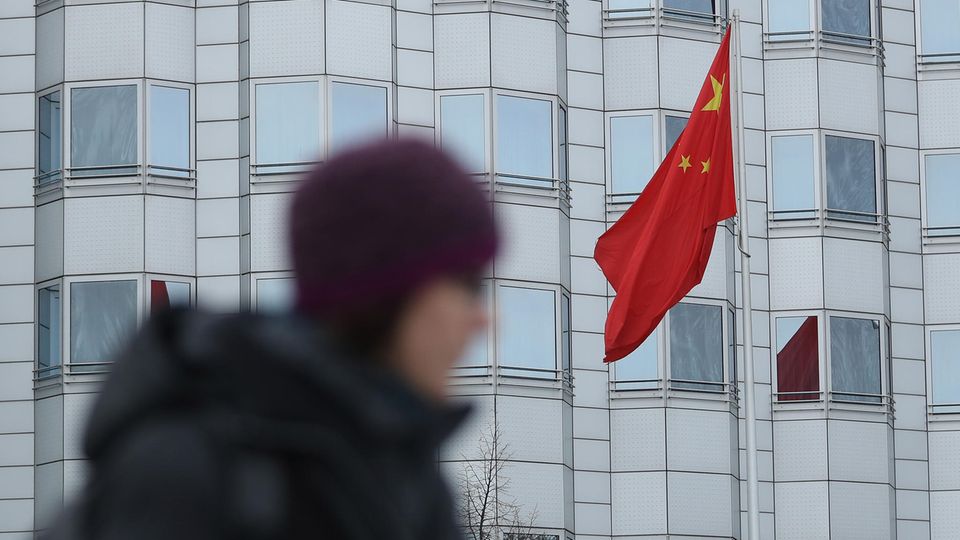 Vor einem Gebäude, der chinesischen Botschaft in Berlin, läuft ein Passant. Spionage wird China vorgeworfen.