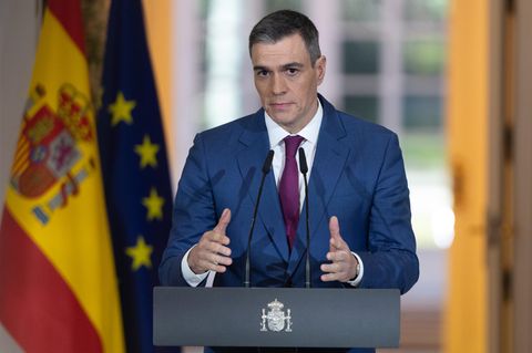 Spaniens Ministerpräsident Pedro Sánchez überlegt, ob er "weiter an der Spitze der Regierung stehen oder zurücktreten soll"