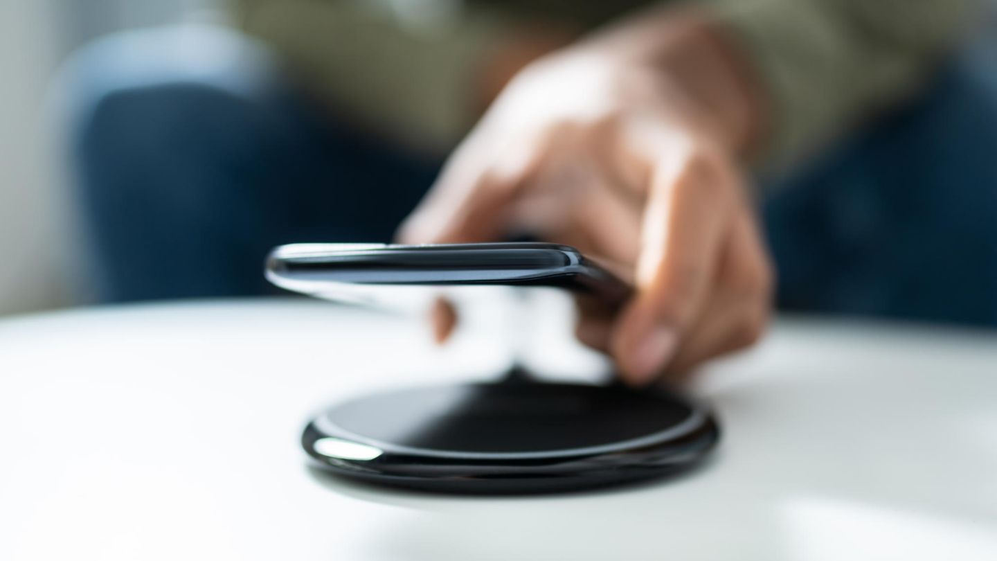 Induktives Laden von iPhones: Smartphone wird auf einem Qi-Ladegerät gelegt