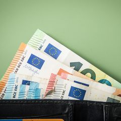 Schwarze Geldbörse mit unterschiedlichen Euro-Scheinen