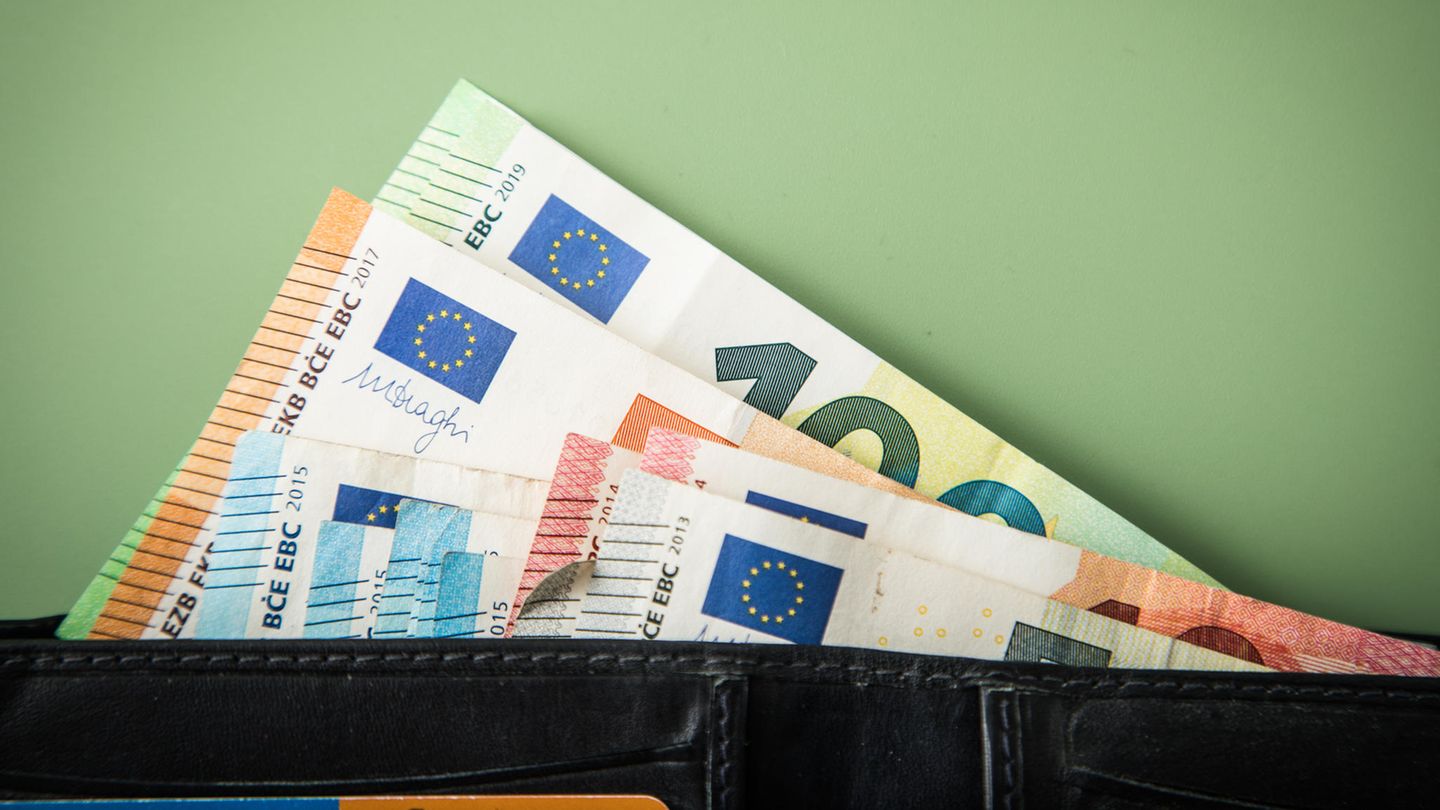 Schwarze Geldbörse mit verschiedenen Euro-Scheinen