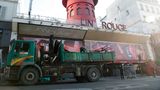 Paris, Frankreich. In der Nacht hat das berühmte Variété "Moulin Rouge" die Mühlenflügel verloren. Zum Glück wurde niemand verletzt, als sie auf dem Bürgersteig aufschlugen. Nun liegen sie auf einem Lkw. Ob sie repariert werden können oder auf dem Schrott landen, kann noch niemand sagen.