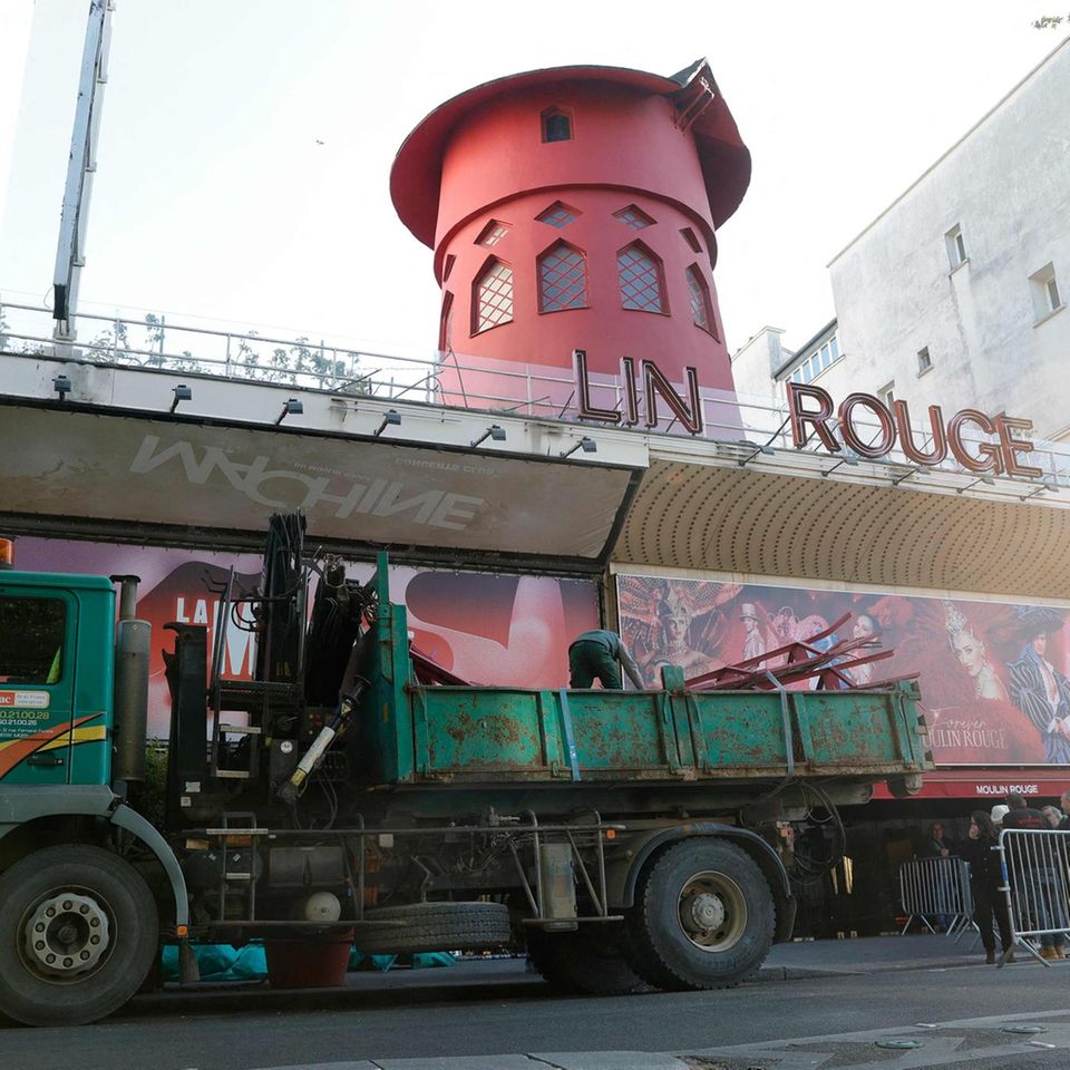 Paris, Frankreich. In der Nacht hat das berühmte Variété "Moulin Rouge" die Mühlenflügel verloren. Zum Glück wurde niemand verletzt, als sie auf dem Bürgersteig aufschlugen. Nun liegen sie auf einem Lkw. Ob sie repariert werden können oder auf dem Schrott landen, kann noch niemand sagen.