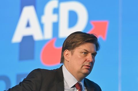 Maximilian Krah steht vor einem Plakat seiner Partei der AFD