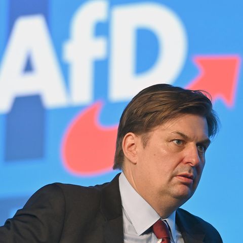 Maximilian Krah steht vor einem Plakat seiner Partei der AFD