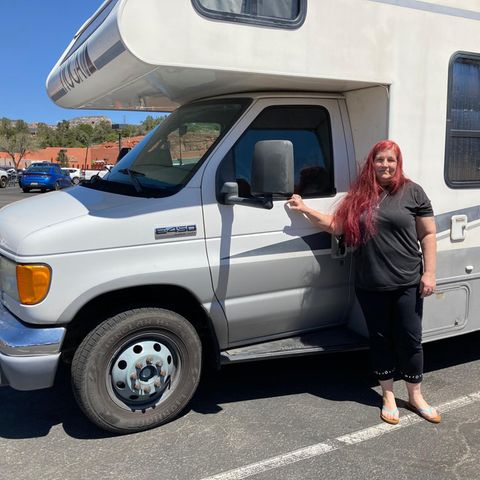 Jodi Jackson vor ihrem Wohnmobil auf einem Parkplatz in Sedona, Arizona