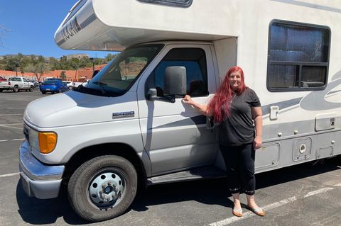 Jodi Jackson vor ihrem Wohnmobil auf einem Parkplatz in Sedona, Arizona