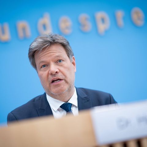 Robert Habeck vor einem blauen Hintergund