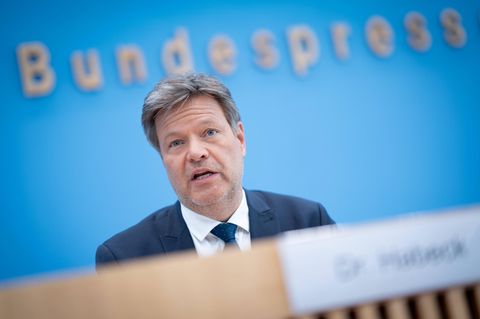 Robert Habeck vor einem blauen Hintergund